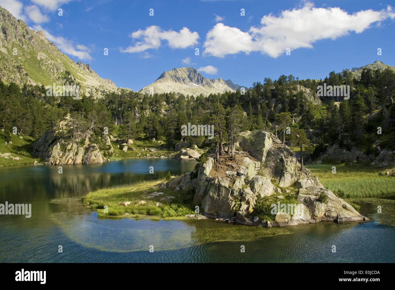 See mit einer kleinen Insel im Aran-Tal, katalanischen Pyrenäen. Stockfoto