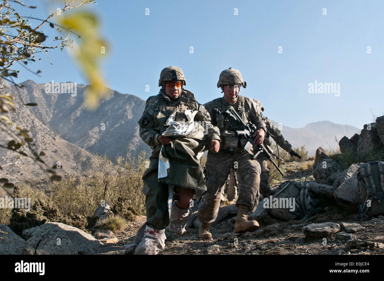 NURISTAN Provinz, Afghanistan – mitten in einer achtstündigen Feuergefecht gegen Aufständische, US Army Spc. Brit B. Jacobs) Stockfoto