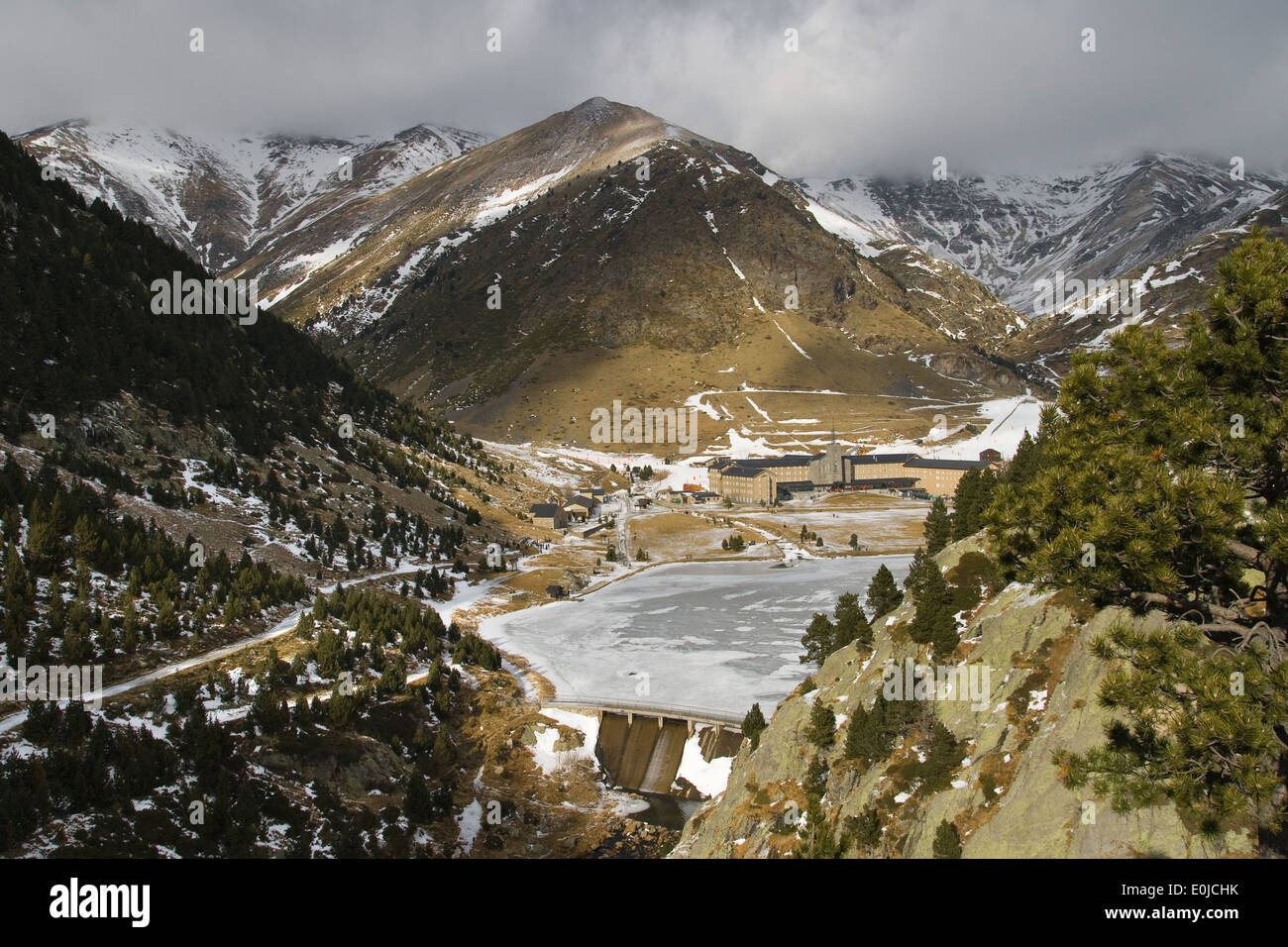 Nuria Tal (Vall de Nuria) in den Pyrenäen im Winter, in der Nähe von Queralbs, Katalonien. Stockfoto