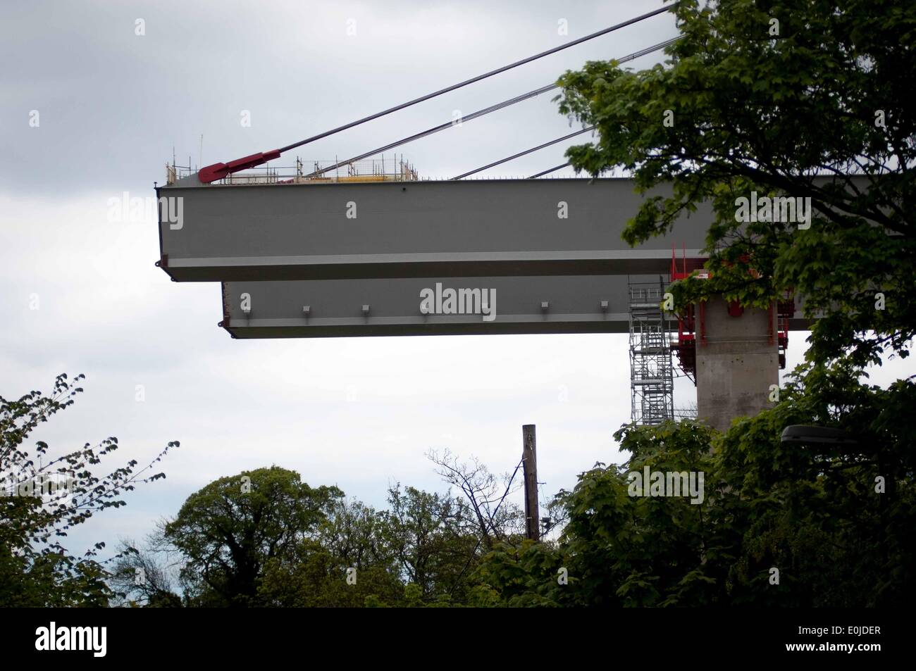 South Queensferry, UK. 14. Mai 2014. Im Dezember 2007 zu finanzieren die Sekretärin John Swinney kündigte an, dass eine neue Schrägseilbrücke als Ersatz für die bestehenden Straßenbrücke, mit geschätzten Kosten von £ 3,25 Milliarden bis £ 4,22 Milliarden gebaut werden würde. Die Brücke soll irgendwann im Jahr 2016 vollzogen. Die beiden Enden des südlichen Abschnitts der Brücke hängen in der Luft, warten auf Bau der Pfeiler vor der Wasseroberfläche ausgefahren wird. Im Bild von Linn Mühle. Mittwoch, 14. Mai 2014 die Credit: Wullie Marr/Alamy Live-Nachrichten Stockfoto