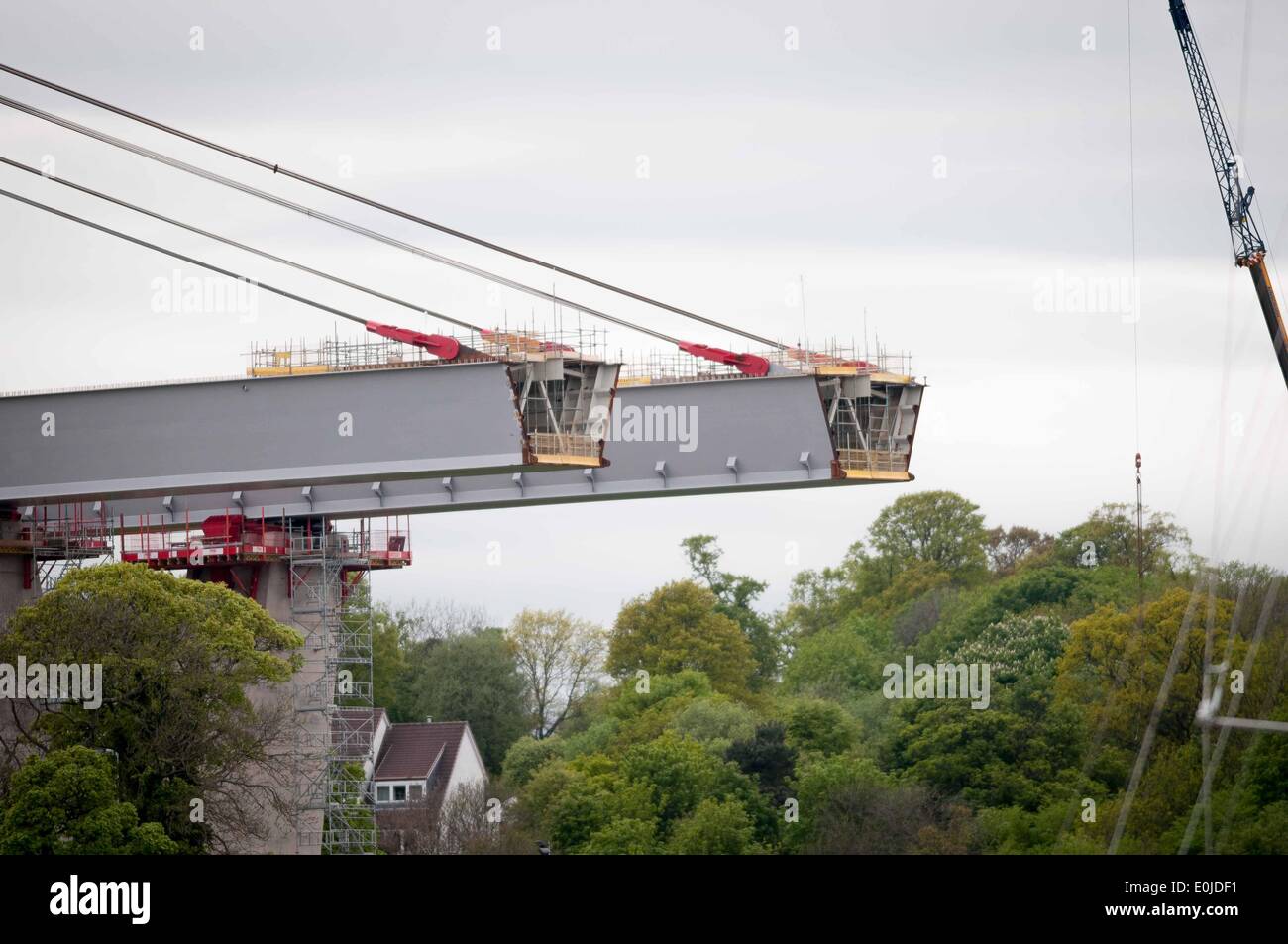 South Queensferry, UK. 14. Mai 2014. Im Dezember 2007 zu finanzieren die Sekretärin John Swinney kündigte an, dass eine neue Schrägseilbrücke als Ersatz für die bestehenden Straßenbrücke, mit geschätzten Kosten von £ 3,25 Milliarden bis £ 4,22 Milliarden gebaut werden würde. Die Brücke soll irgendwann im Jahr 2016 vollzogen. Die beiden Enden des südlichen Abschnitts der Brücke hängen in der Luft, warten auf Bau der Pfeiler vor der Wasseroberfläche ausgefahren wird. Im Bild von Port Edgar Marina Anlegestelle. Mittwoch, 14. Mai 2014 die Credit: Wullie Marr/Alamy Live-Nachrichten Stockfoto