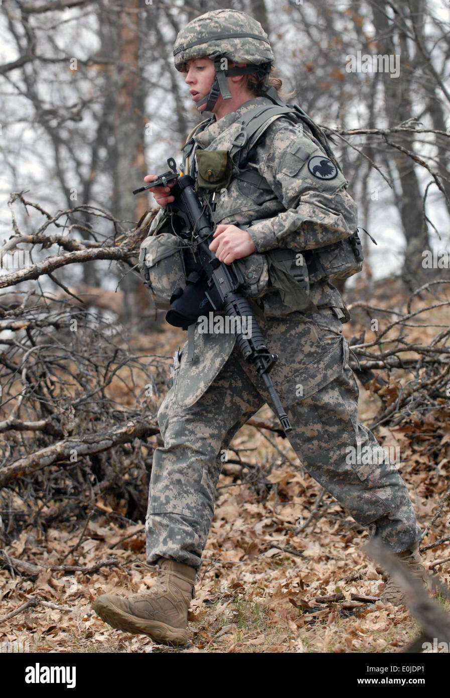 Staff Sgt Stephanie M. Piekarczyk mit der Non-Commissioned-Officer-Academy in Fort Dix, New Jersey, folgt ihr Kompass zu ihrem nex Stockfoto