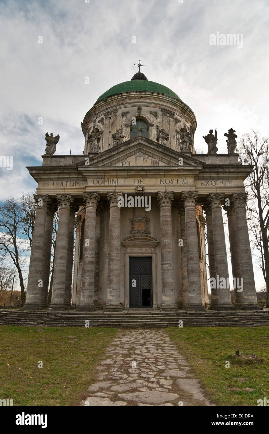 Römisch-katholische Kirche der Kreuzerhöhung der Heiligen und St. Joseph. Pidhirzi Schloss, in der Nähe von Lemberg, Ukraine. Stockfoto