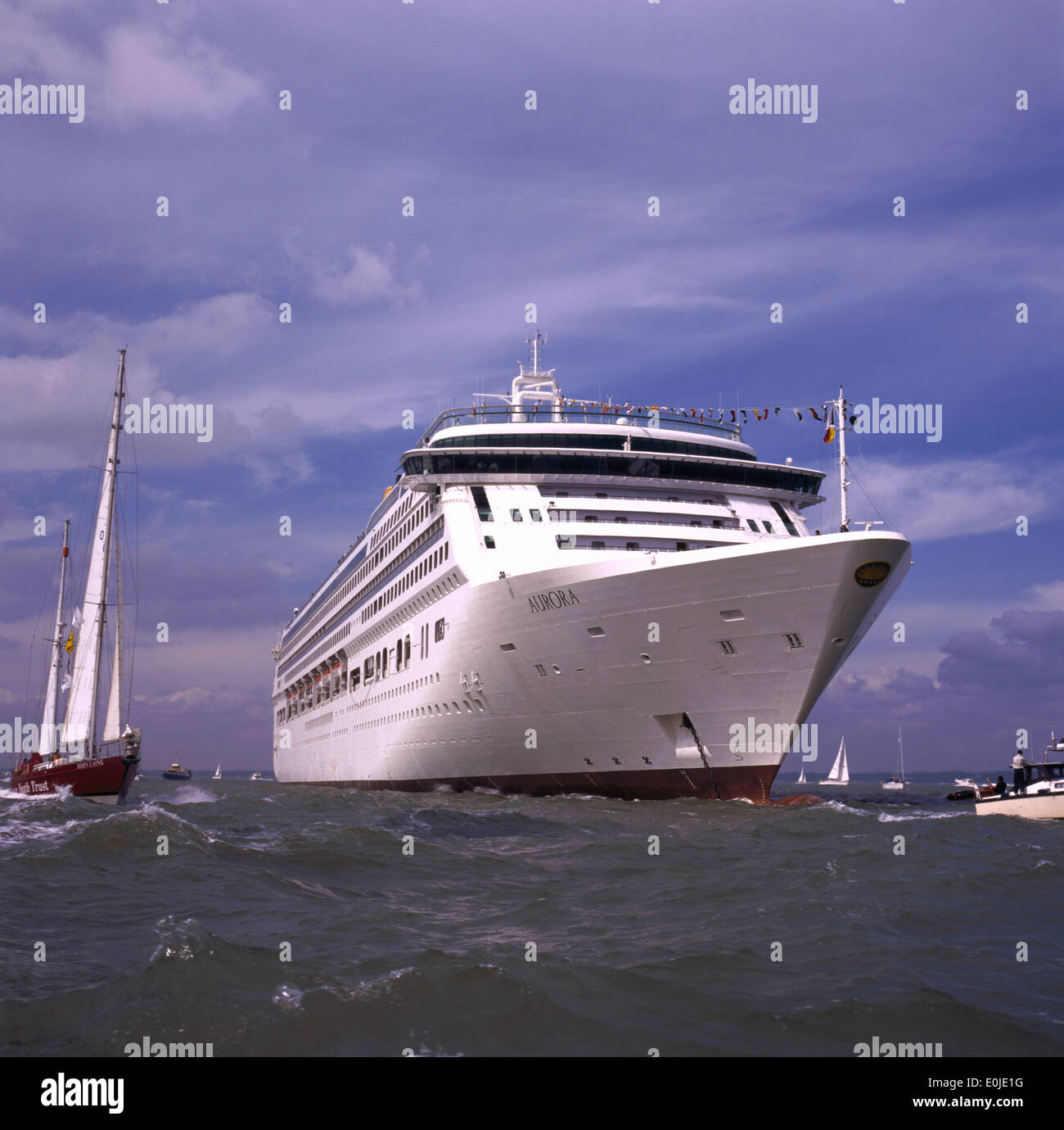 AJAXNETPHOTO. SOLENT, ENGLAND. -P & O CRUISES 76.000 TONNEN SCHIFF M.V. AURORA VOR ANKER.  FOTO: JONATHAN EASTLAND. / AJAX REF: 001604 18 Stockfoto