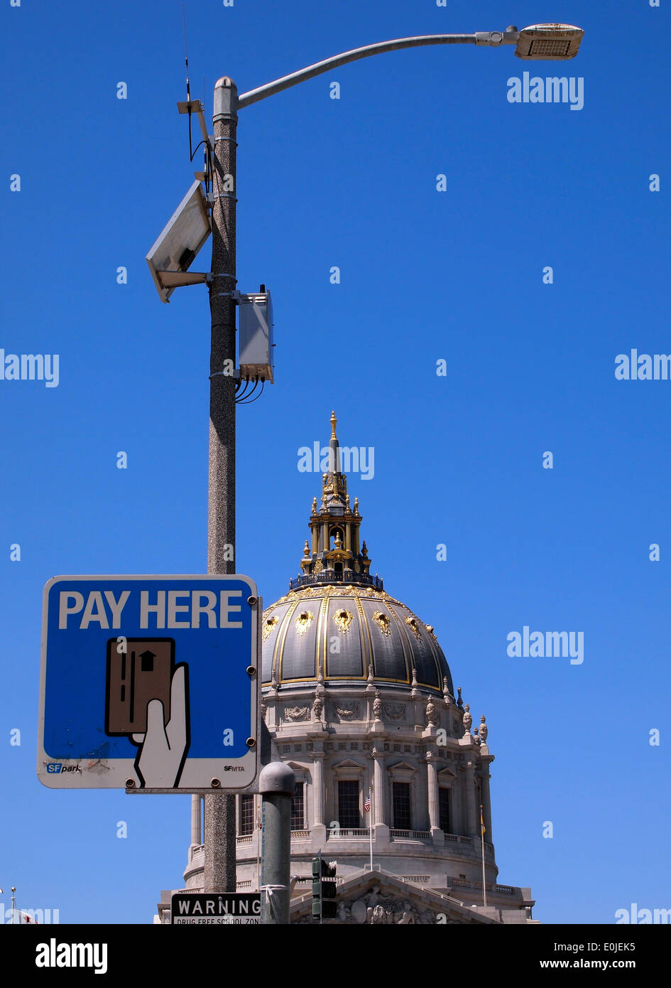 Bezahlen Sie hier Zeichen, Kalifornien San Francisco City Hall Stockfoto