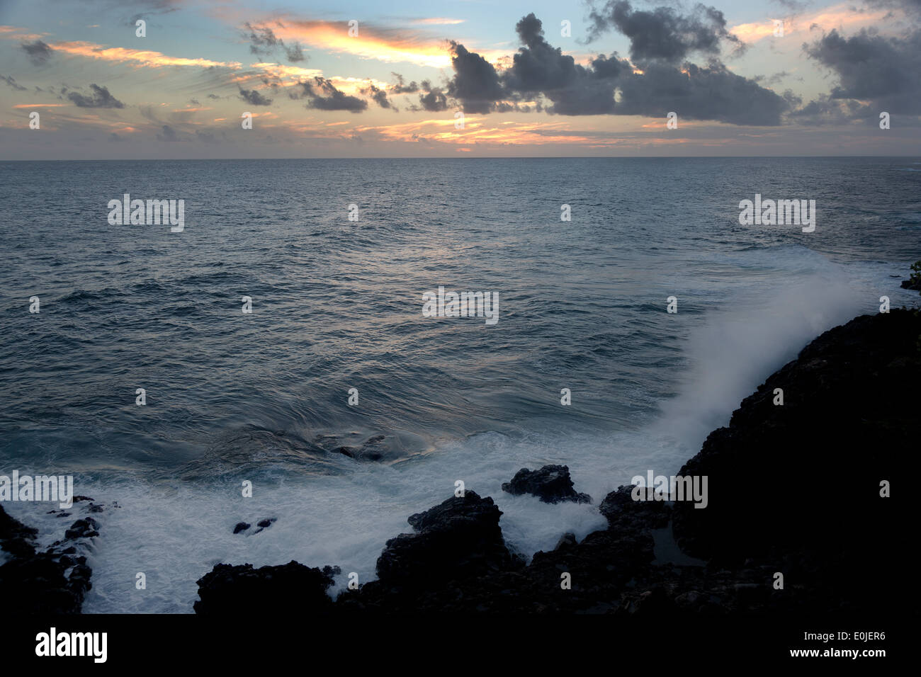 Dämmerung und tosenden Brandung am Poipu, Kauai, Hawaii Stockfoto