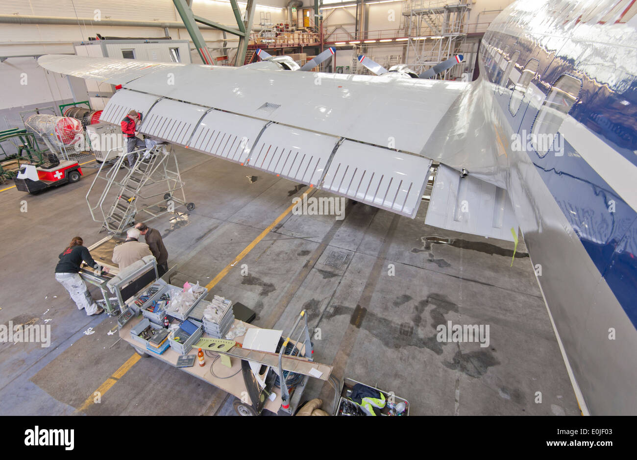 Das historische Passagierflugzeug Lockheed Super Constellation 1049 'HB-RSC' während der Wartung in einem Hangar in Zürich-Kloten. Stockfoto