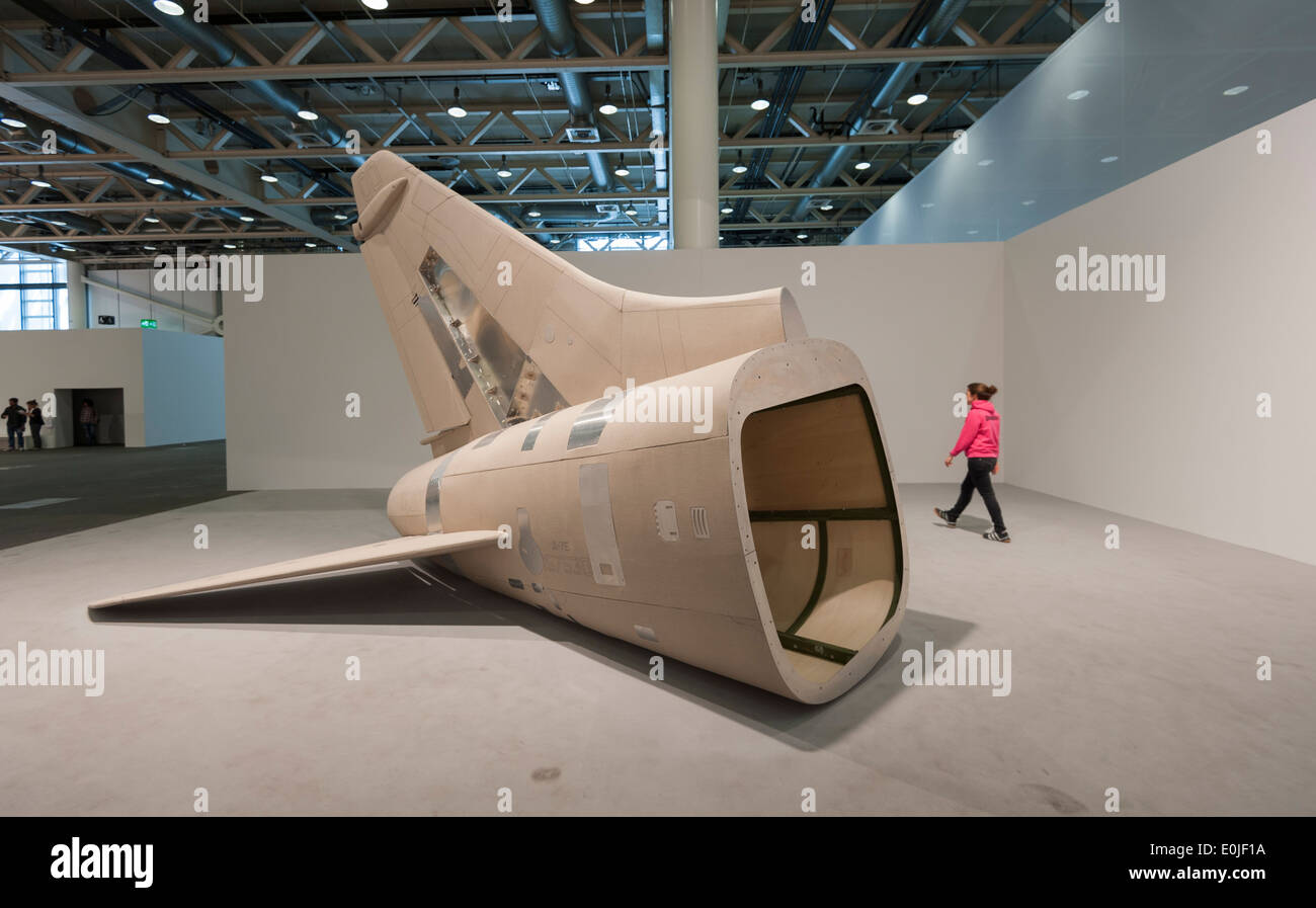 Ein Besucher der Art Basel 2013 in Basel, Schweiz, verläuft durch eine Skulptur eines Flugzeugs Stoff gemacht. Stockfoto