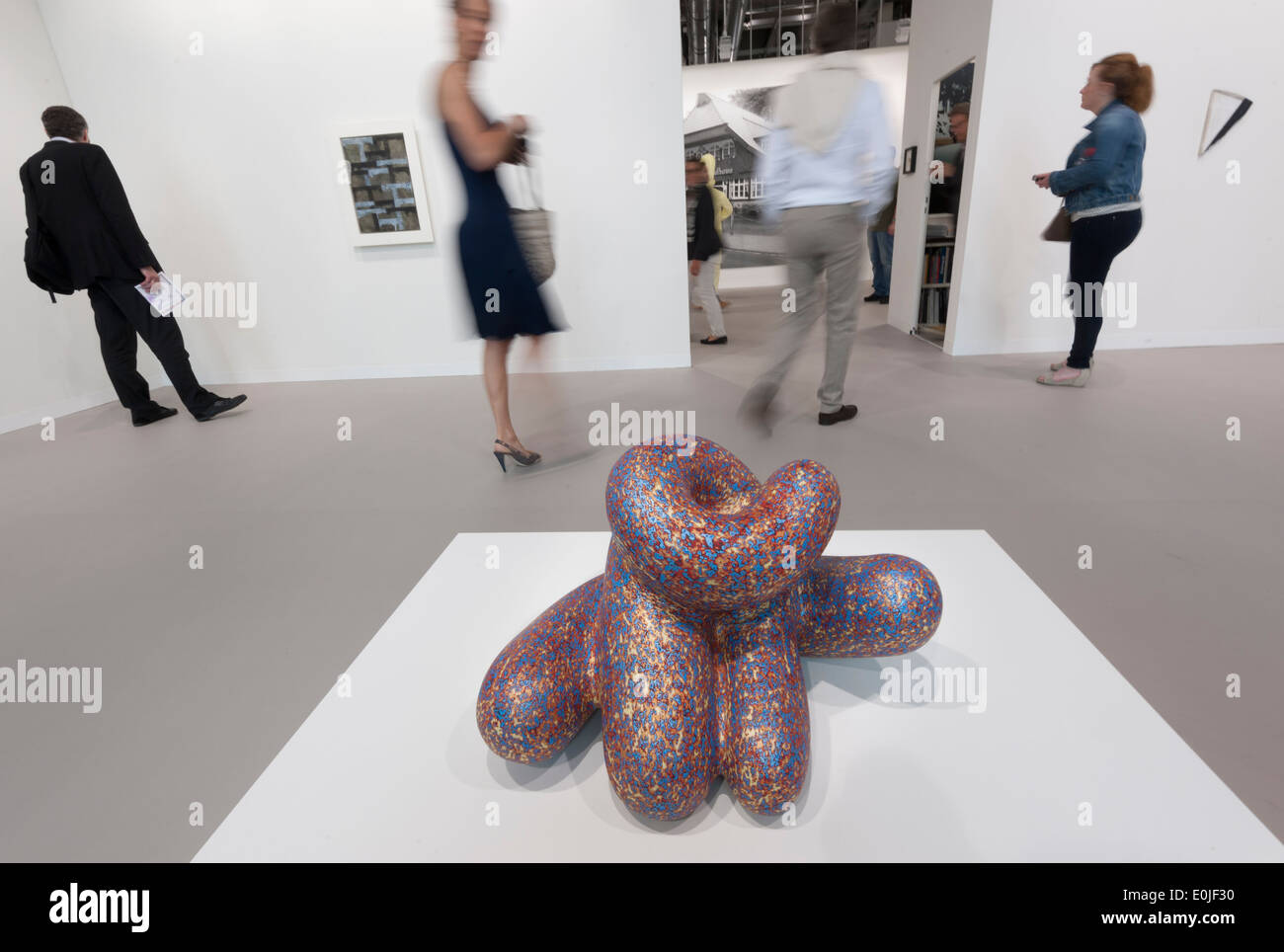 Besucher sind auf der Durchreise durch ein Kunstwerk ausgestellt auf der Art Basel 2013 in Basel, Schweiz. Stockfoto