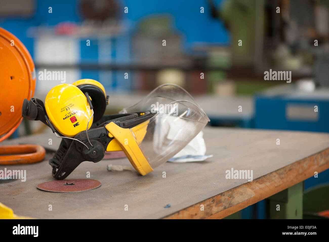 Ohr und Auge Schutzausrüstung Produktionsunternehmens "3 M" auf einer Werkbank in einer garage Stockfoto