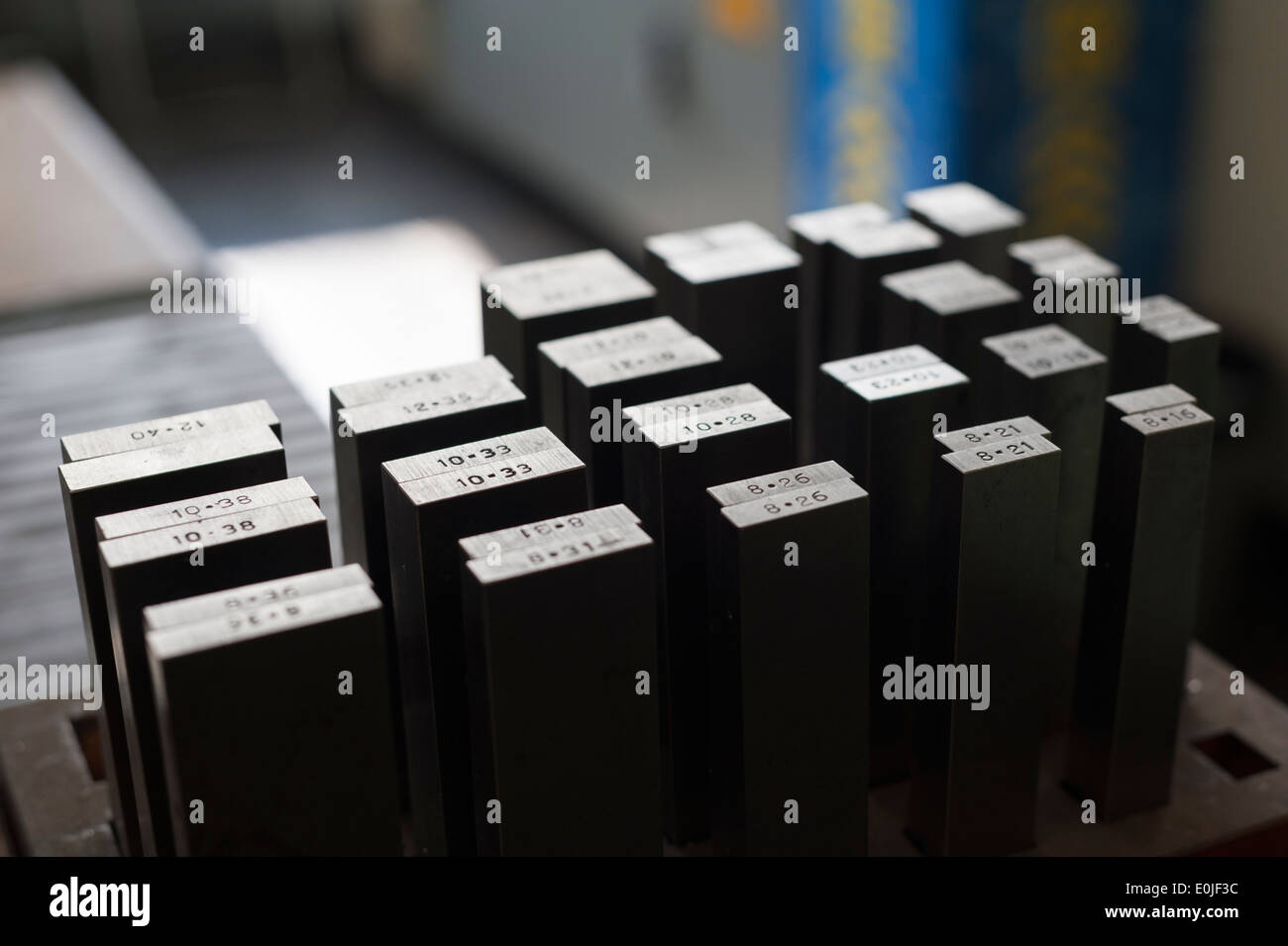 Toolset mit industriellen Stanz-Schablonen für Seriennummern bei einer Metallwerkstatt Stockfoto