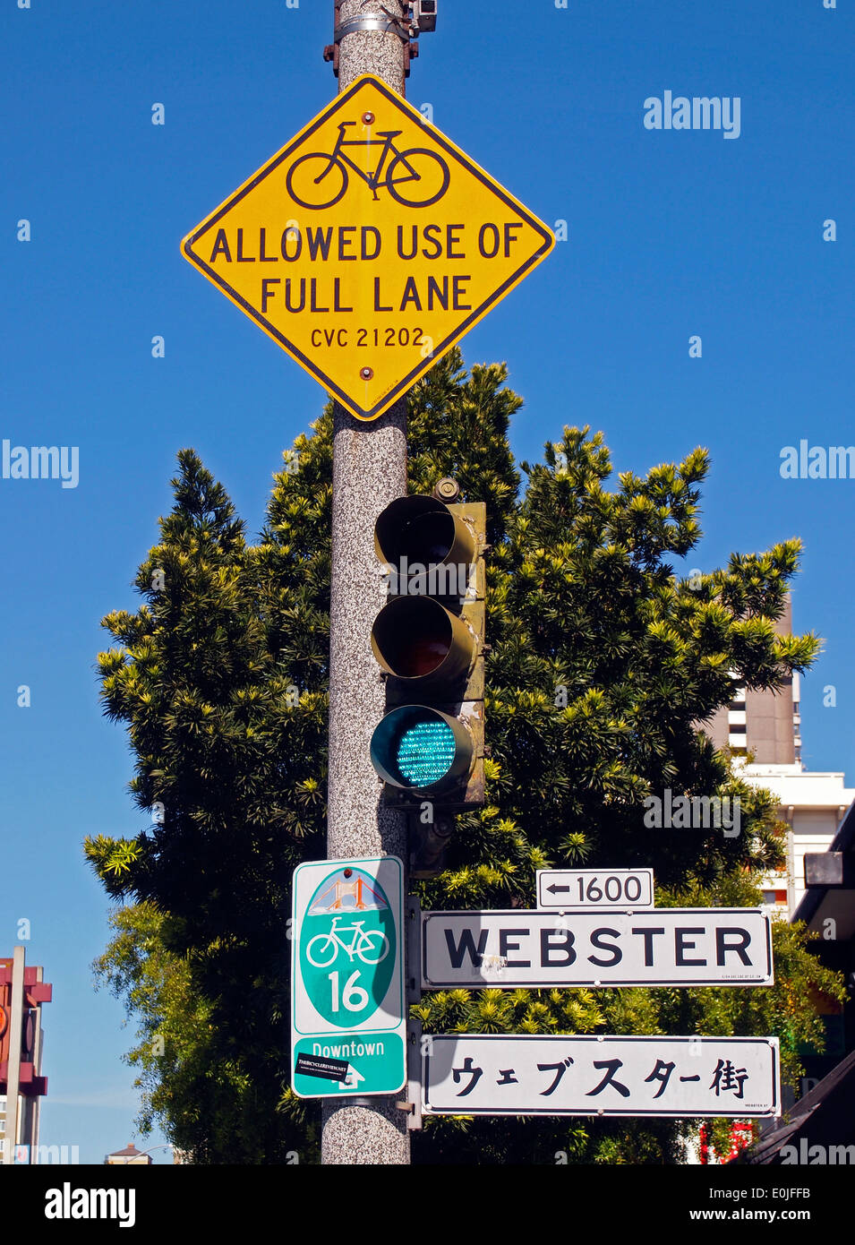 Fahrrad und Webster Street unterzeichnen Japantown San Francisco Stockfoto