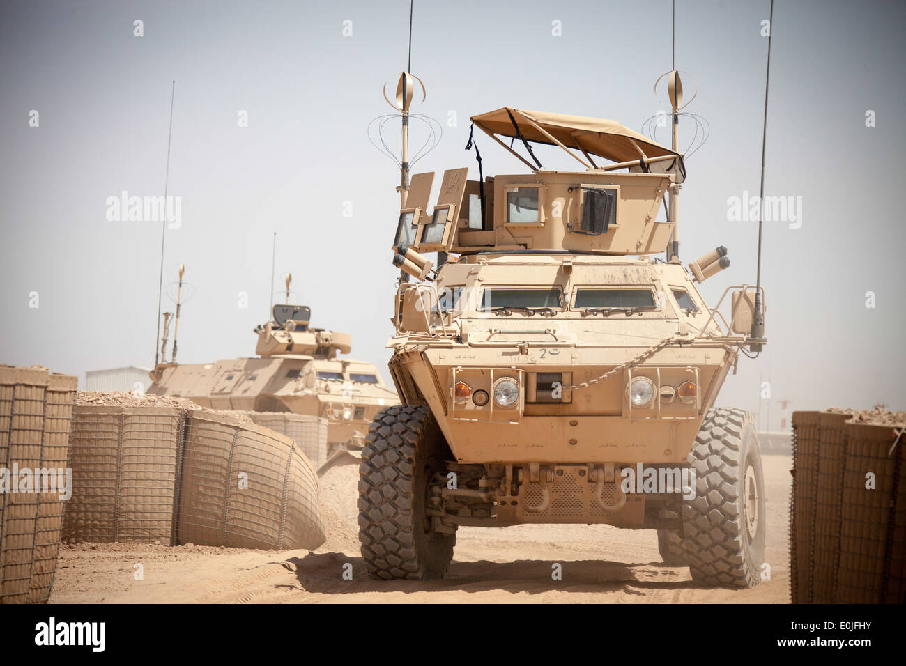 Eine Mobile Strike Force Fahrzeug zugewiesen, der Afghan National Army (ANA) Mobile Strike Force Kandak, navigiert durch eine Reihe Stockfoto