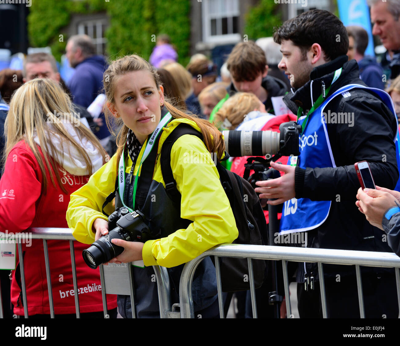 Fotografen in der Menge auf die Ankunft der Fahrer in die Freunde Leben Womens Tour Radrennen. Bury St Edmunds 05.11.14 Stockfoto