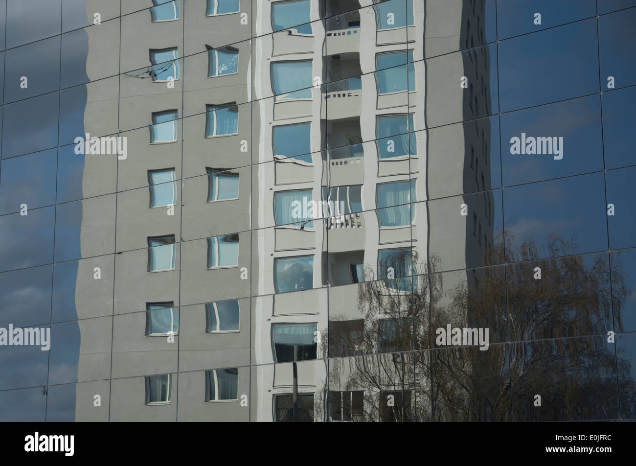 Reflexion in moderner Glasarchitektur fünfziger Jahre Wohn High rise Gebäude, Vallingby, Stockholm, Schweden. Stockfoto