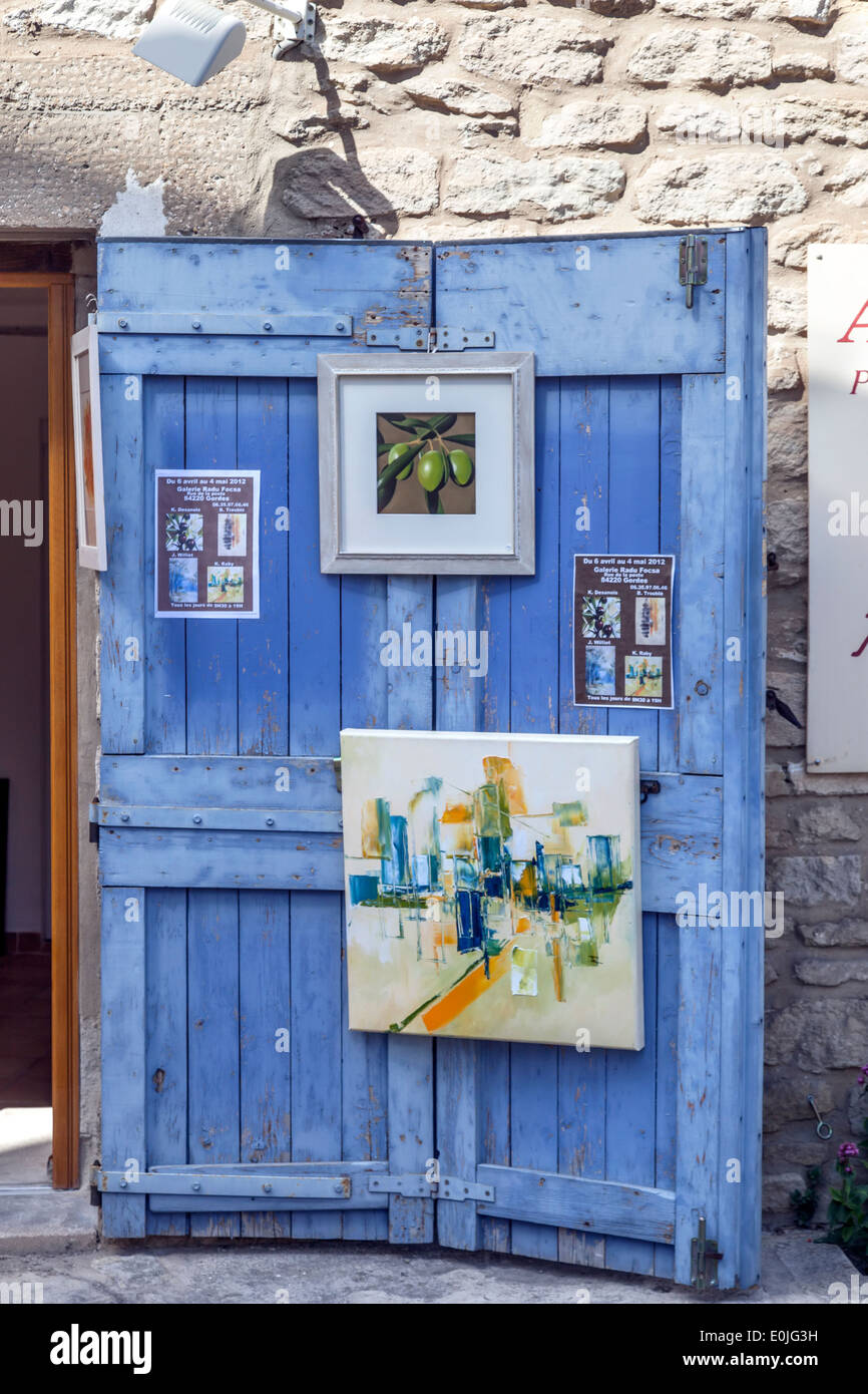 Kunst-Anzeige im Shop im Dorf Les Baux. Stockfoto