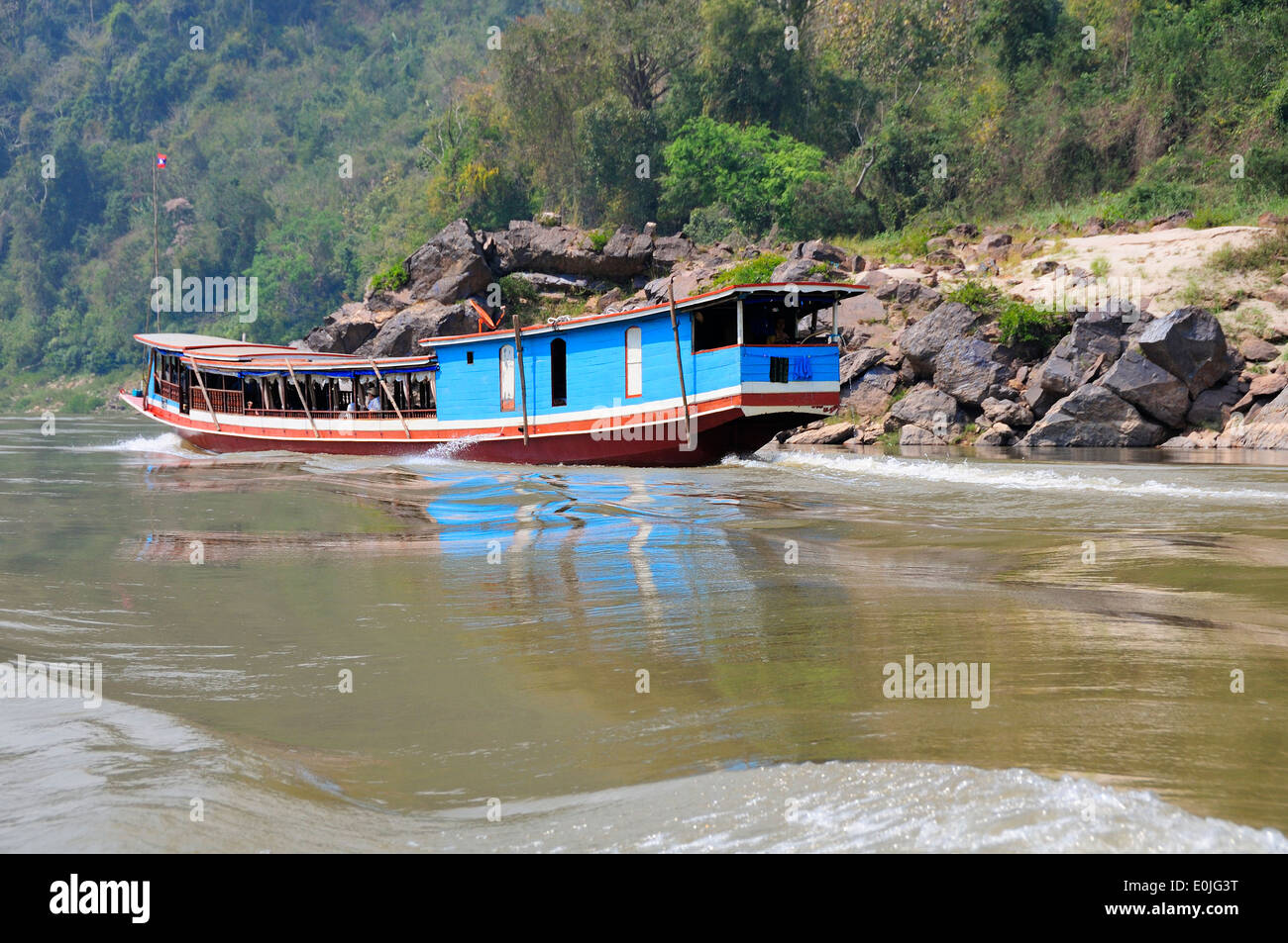 Landschaftsfoto von Holz-Fahrgastschiff-Fluss im nördlichen Laos reisen auf dem Mekong River, Laos, Laos, Südostasien Stockfoto