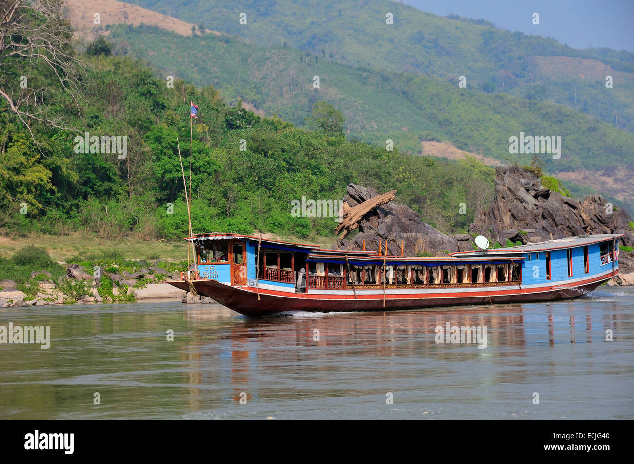 Landschaftsfoto von Holz-Fahrgastschiff-Fluss im nördlichen Laos reisen auf dem Mekong River, Laos, Laos, Südostasien Stockfoto