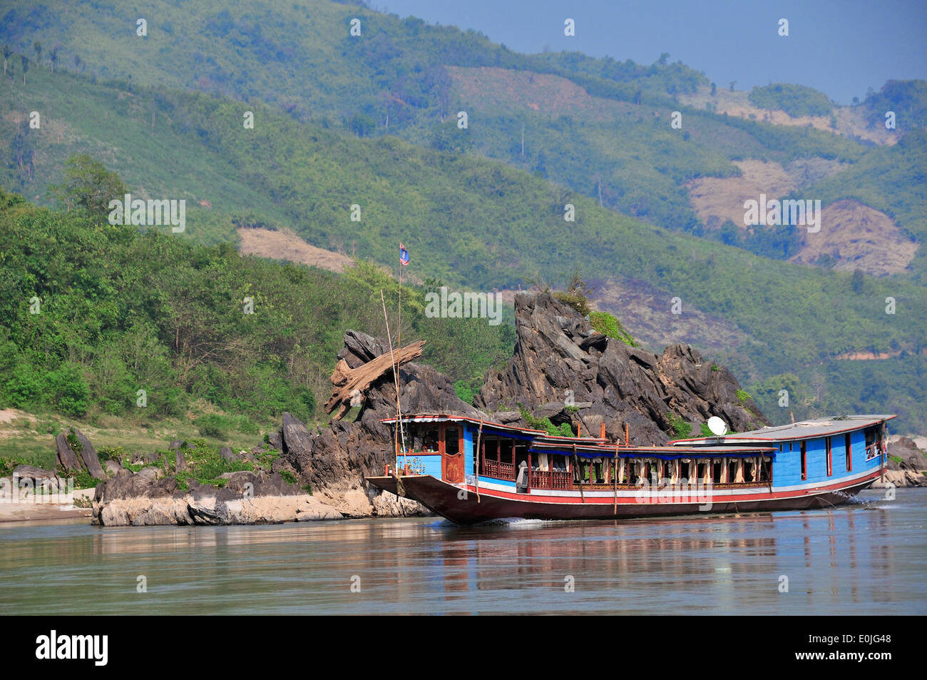 Landschaftsfoto von Holz-Fahrgastschiff-Fluss im nördlichen Laos reisen auf dem Mekong River, Laos, Laos, Südostasien Stockfoto