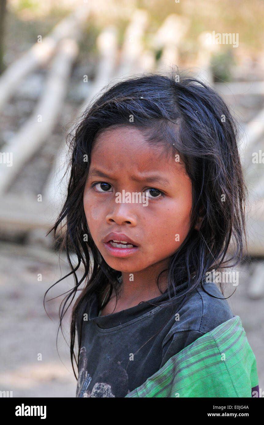 Junges Mädchen mit langen schwarzen Haaren von einem Hmong Dorf leben entlang des Mekong, nördlichen Laos, Lao, Südostasien Stockfoto