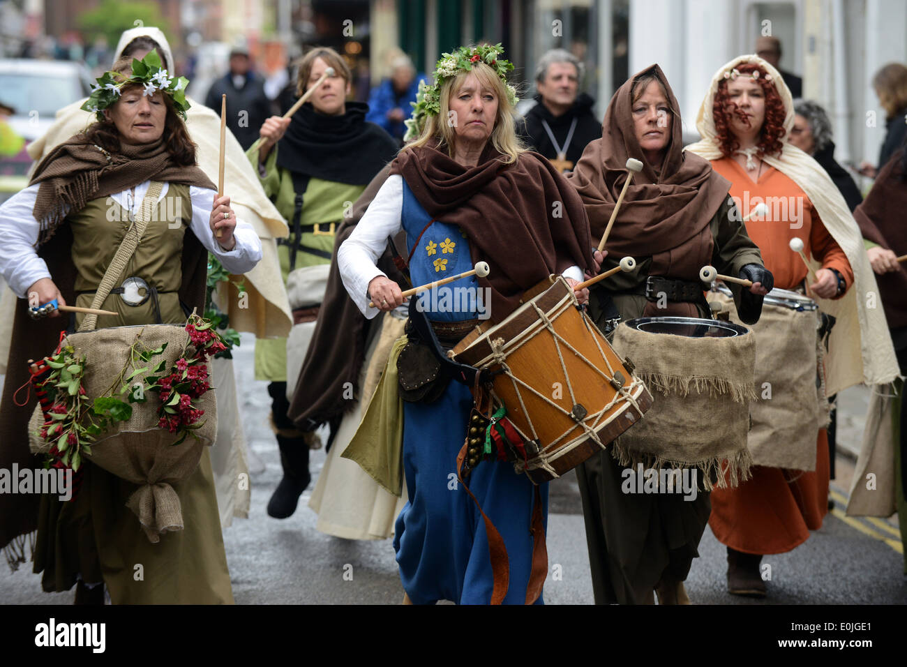 Eine Gruppe von Menschen in Kostümen gekleidet und feiern die Schlacht von Lewes in Lewes High Street, East Sussex, UK. Stockfoto