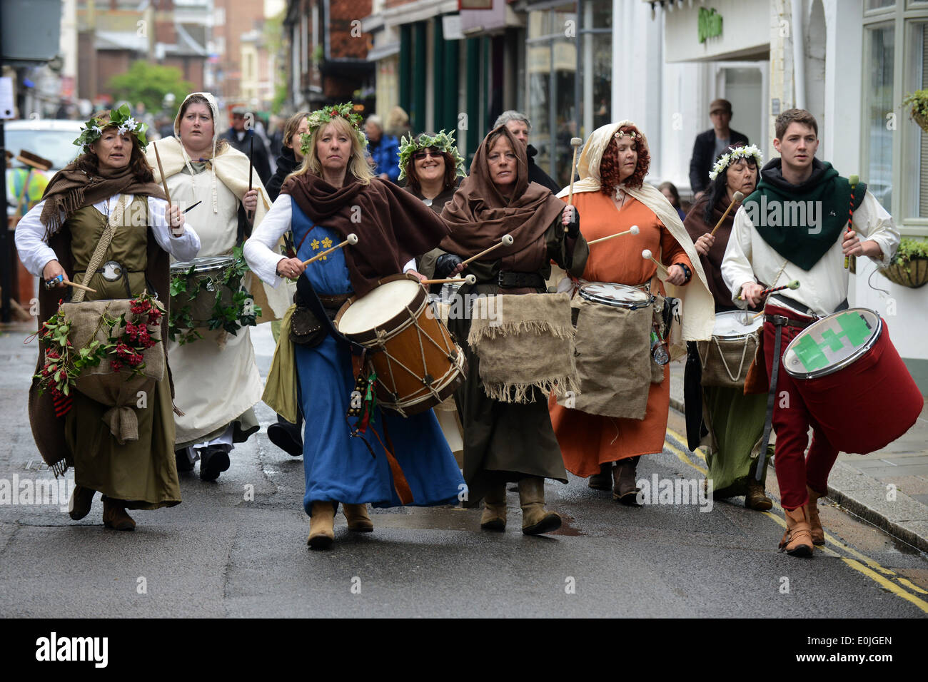 Eine Gruppe von Menschen in Kostümen gekleidet und feiern die Schlacht von Lewes in Lewes High Street, East Sussex, UK. Stockfoto