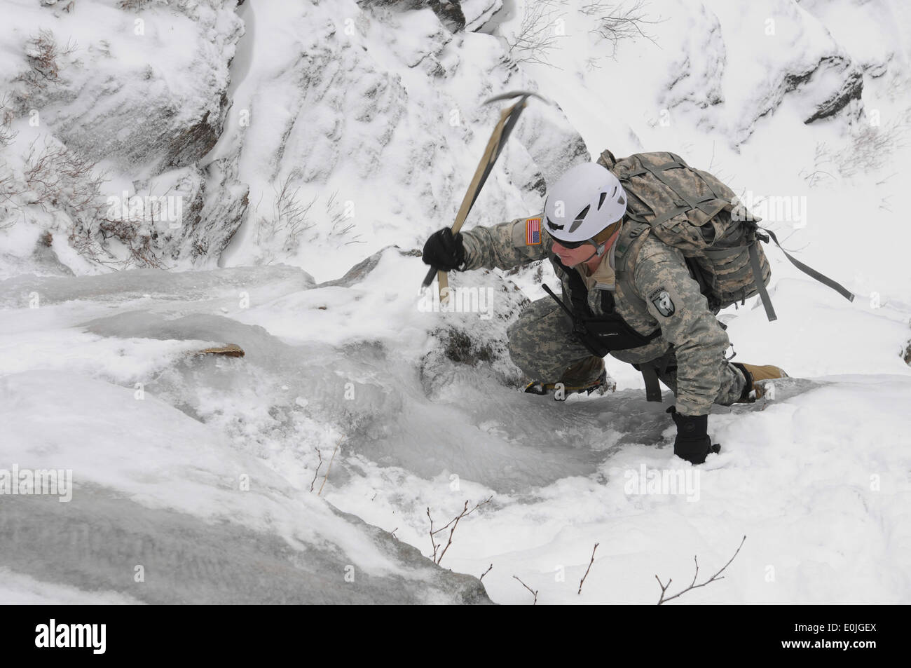 Instruktor Armee Mountain Warfare führt der Weg am Smuggler es Notch, VT, aufsteigend durch eine Schlucht über ein Eisfeld auf Fe Stockfoto