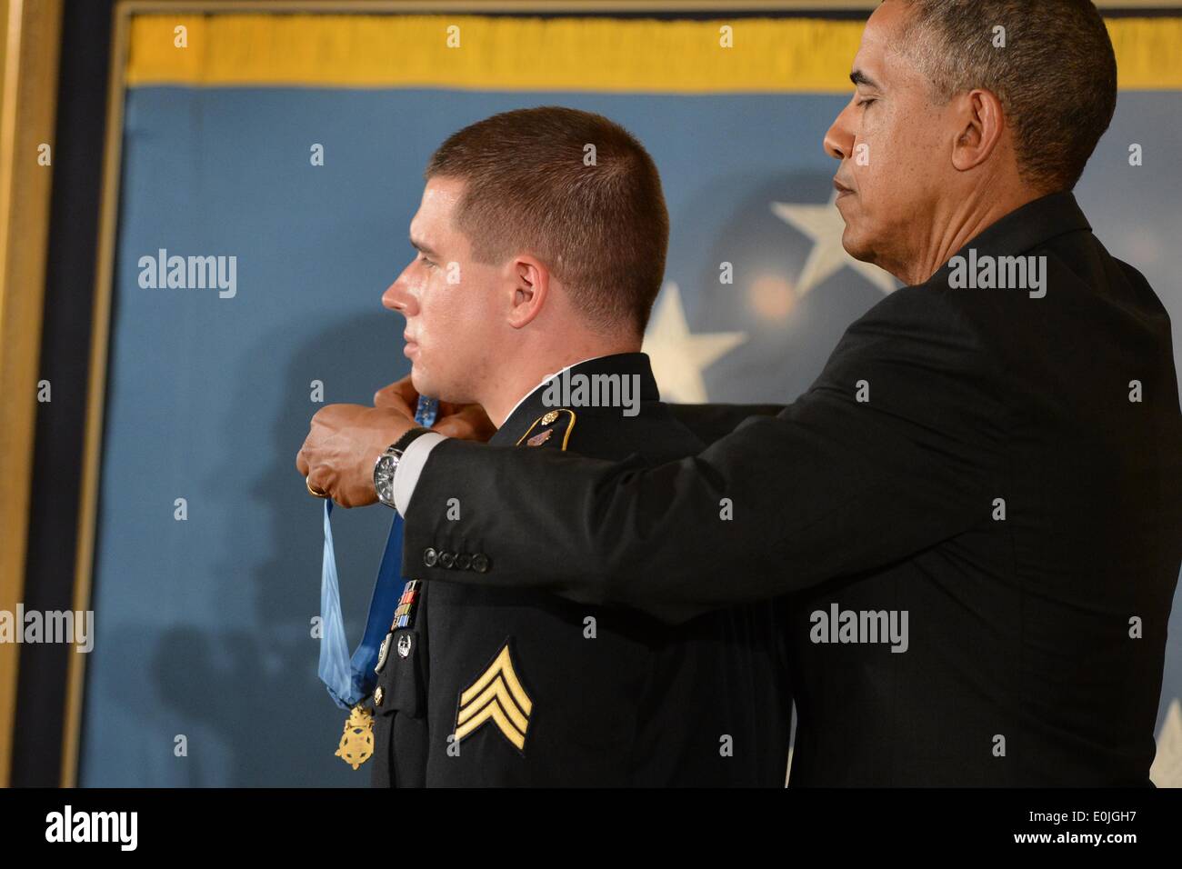 US-Präsident Barack Obama ehemaligen Armee Sergeant Kyle White mit der Medal Of Honor 13. Mai 2014 in Washington, DC stellt.  Sergeant White erhielt die Medaille für seine mutigen Taten während der Kampfhandlungen gegen die Aufständischen Taliban in Nuristan Provinz, Afghanistan am 9. November 2007. Stockfoto