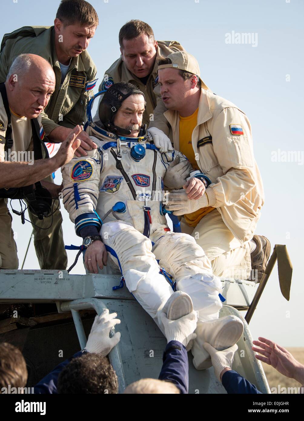 ISS-Expedition 39 Sojus Commander Mikhail Tyurin von Roskosmos ist aus der Kapsel nur wenige Minuten nach der Landung mit anderen Expedition-Crew-Mitglieder in das Raumschiff Sojus TMA - 11 M 14. Mai 2014 in der Nähe der Stadt Zhezkazgan, Kasachstan geholfen hat. Wakata, Tyurin und Mastracchio Rückkehr zur Erde nach mehr als sechs Monate an Bord der internationalen Raumstation ISS, wo sie als Mitglieder der Expedition 38 und 39 Mannschaften dienten. Stockfoto