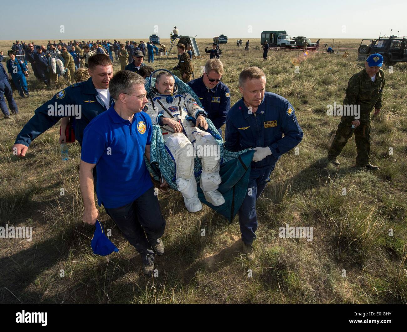 ISS-Expedition 39 Sojus Commander Mikhail Tyurin von Roskosmos in einem Stuhl, einem medizinischen Zelt, nur wenige Minuten nach der Landung mit anderen Expedition-Crew-Mitglieder in das Raumschiff Sojus TMA - 11 M 14. Mai 2014 in der Nähe der Stadt Zhezkazgan, Kasachstan erfolgt. Wakata, Tyurin und Mastracchio Rückkehr zur Erde nach mehr als sechs Monate an Bord der internationalen Raumstation ISS, wo sie als Mitglieder der Expedition 38 und 39 Mannschaften dienten. Stockfoto