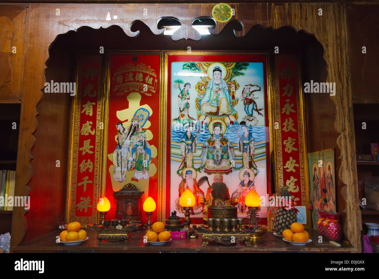 Angebot an Familie Schrein während Chinese New Year, Taiwan Stockfoto