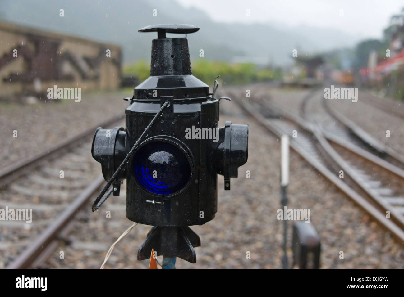 Signalleuchte und Eisenbahn durch alte Straße in Shifen, Pingxi, Taiwan Stockfoto