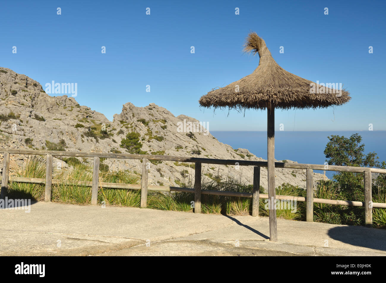 Cafe mit Stroh Sonnenschirme, Serra de Tramuntana-Gebirge, Mallorca, Spanien Stockfoto