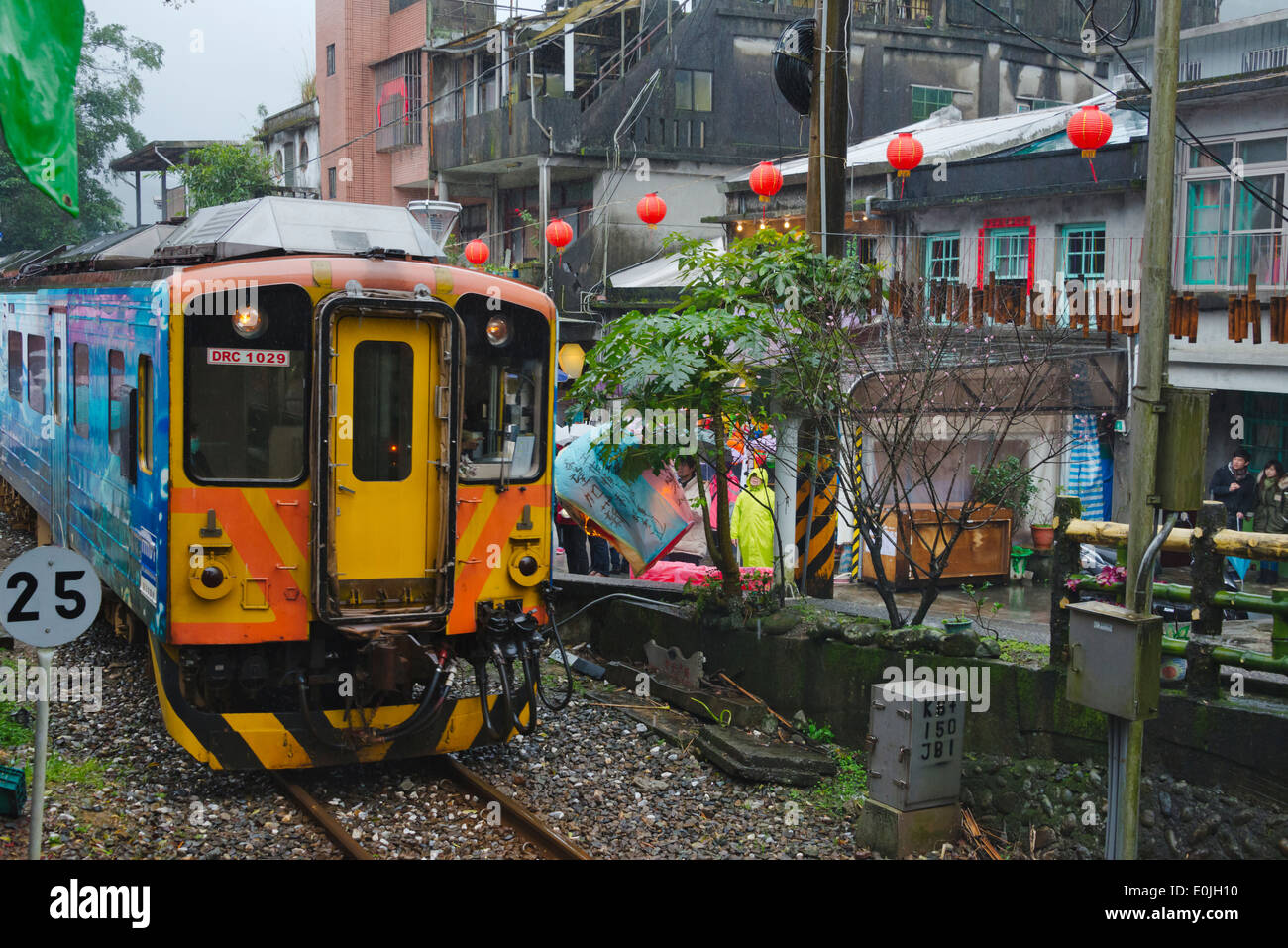 Zug am Bahnhof gehen durch alte Straße in Shifen, Pingxi, Taiwan Stockfoto
