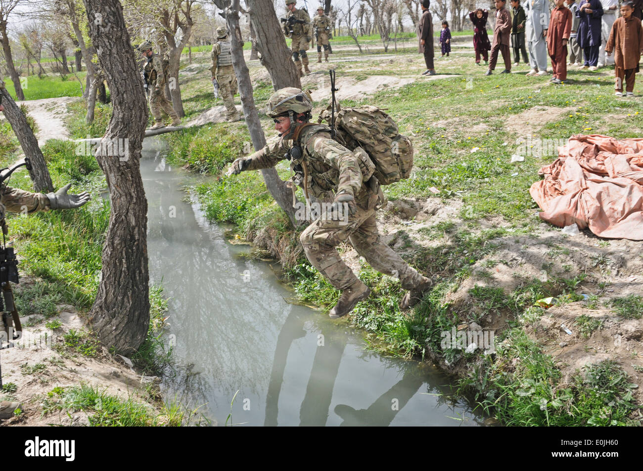 US Army Staff Sgt Andy Short, springt über ein Eingeborenes von Odessa, Texas, und Gruppenführer, 3rd Platoon, Apache Unternehmen zugeordnet Stockfoto