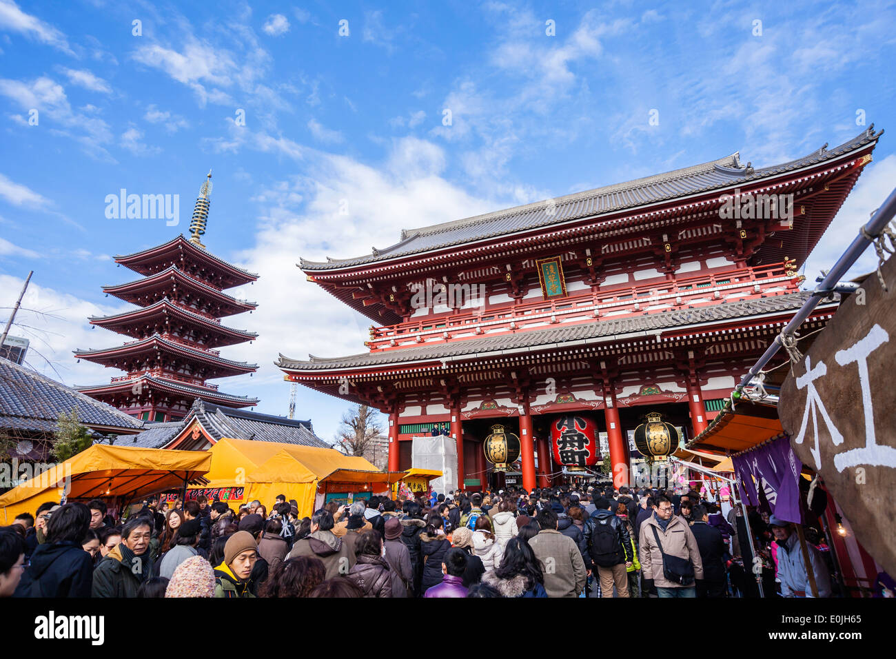 Menschenmassen in Sensoji-Tempel in Japan Stockfoto