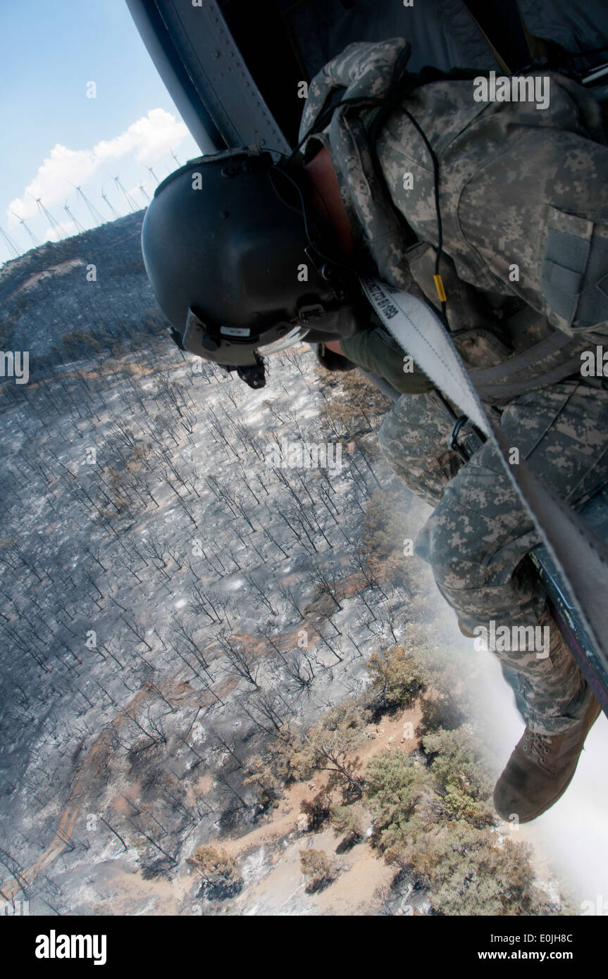 Sgt. Chris Boni, Kalifornien Army National Guard Crewchief von 1-140. Aviation Battalion (Air Assault) aus Los Alamito Stockfoto