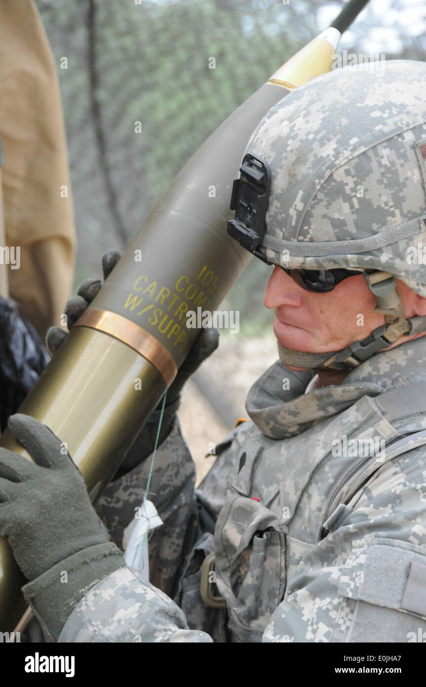 SPC. Jeremy zu wahren, mit Batterie A, 1. Bataillon, 76. Feldartillerie-Regiment, 4. Infanterie-Brigade Combat Team, 3. Infantr Stockfoto