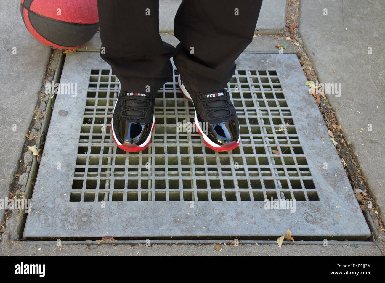 Nike Air Jordan Retro 11 XI (schwarz und rot) Stockfoto