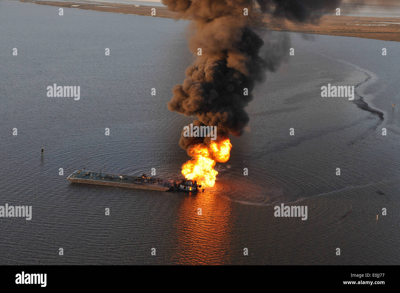 Eine Pipeline brennt nach einem Allision mit Schlepper Shanon E. Setton, in der Nähe von Bayou Perot 30 Meilen südlich von New Orleans, März 13, 20 Stockfoto