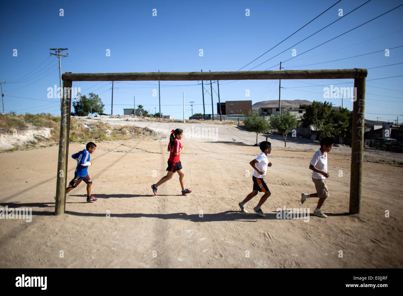 Tijuana. 13. Mai 2014. Bild aufgenommen am 13. Mai 2014 zeigt Spieler Aldama Fußball Team Zug auf einem Feld ohne Rasen unter der Regie von Trainer Oscar Fregoso in der Stadt Tijuana, nordwestlich von Mexiko. Seit 2002 wurde der Trainer, den Oscar Fregoso beauftragt, Kinder und Jugendliche in Mariano Matamoros und El Pipila Neighboorhood Fußball spielen und arbeitete auch für, den Boden in Bereichen, wo die Leute Fußball üben können. © Guillermo Arias/Xinhua/Alamy Live-Nachrichten Stockfoto