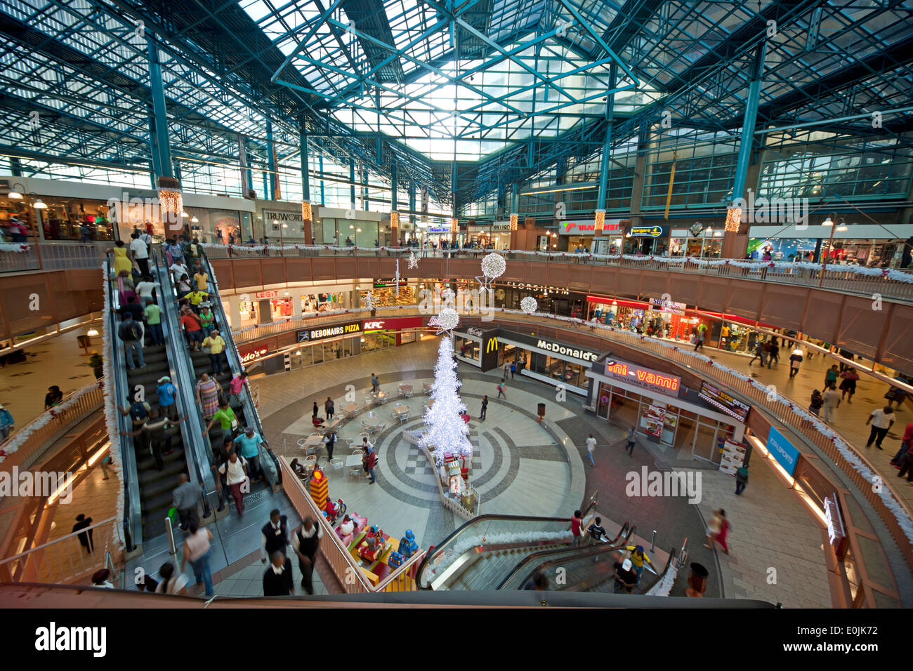 Weihnachtsbaum in der Shopping Mall des Carlton Center in Johannesburg, Gauteng, Südafrika, Afrika Stockfoto