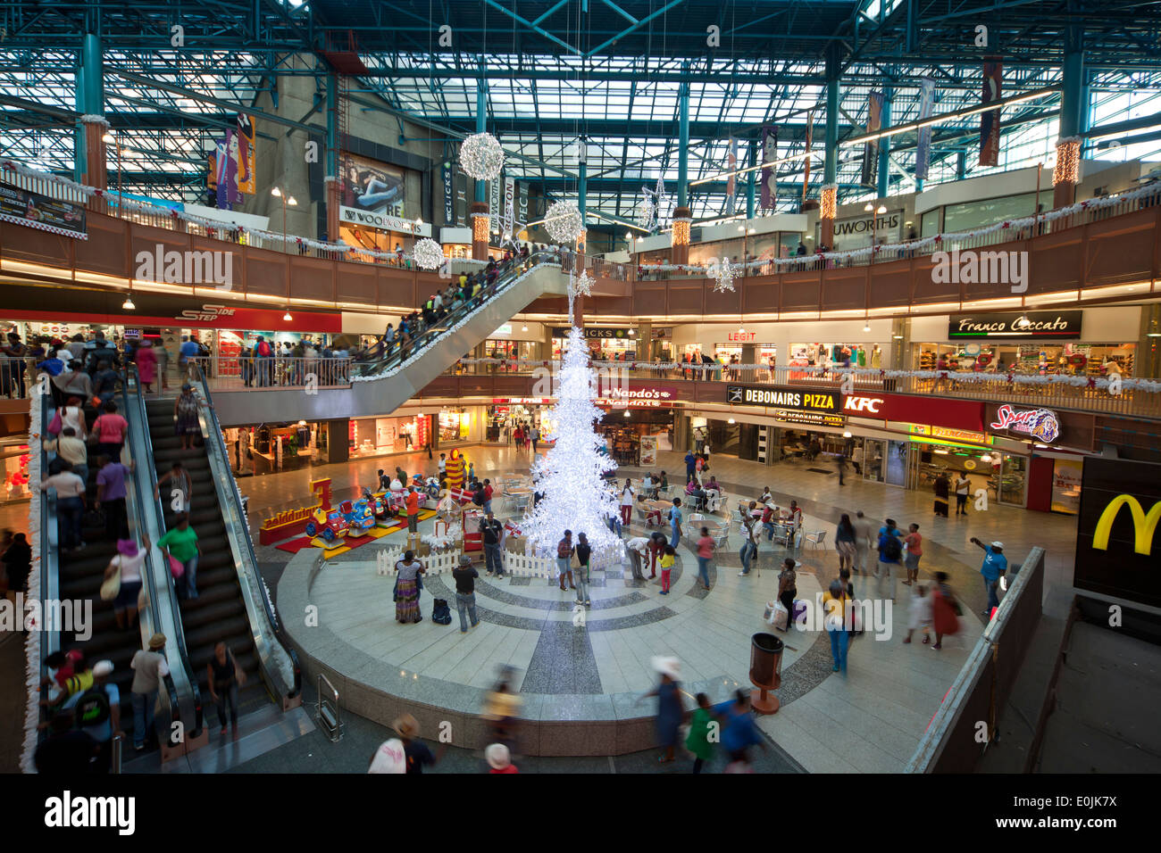 Weihnachtsbaum in der Shopping Mall des Carlton Center in Johannesburg, Gauteng, Südafrika, Afrika Stockfoto