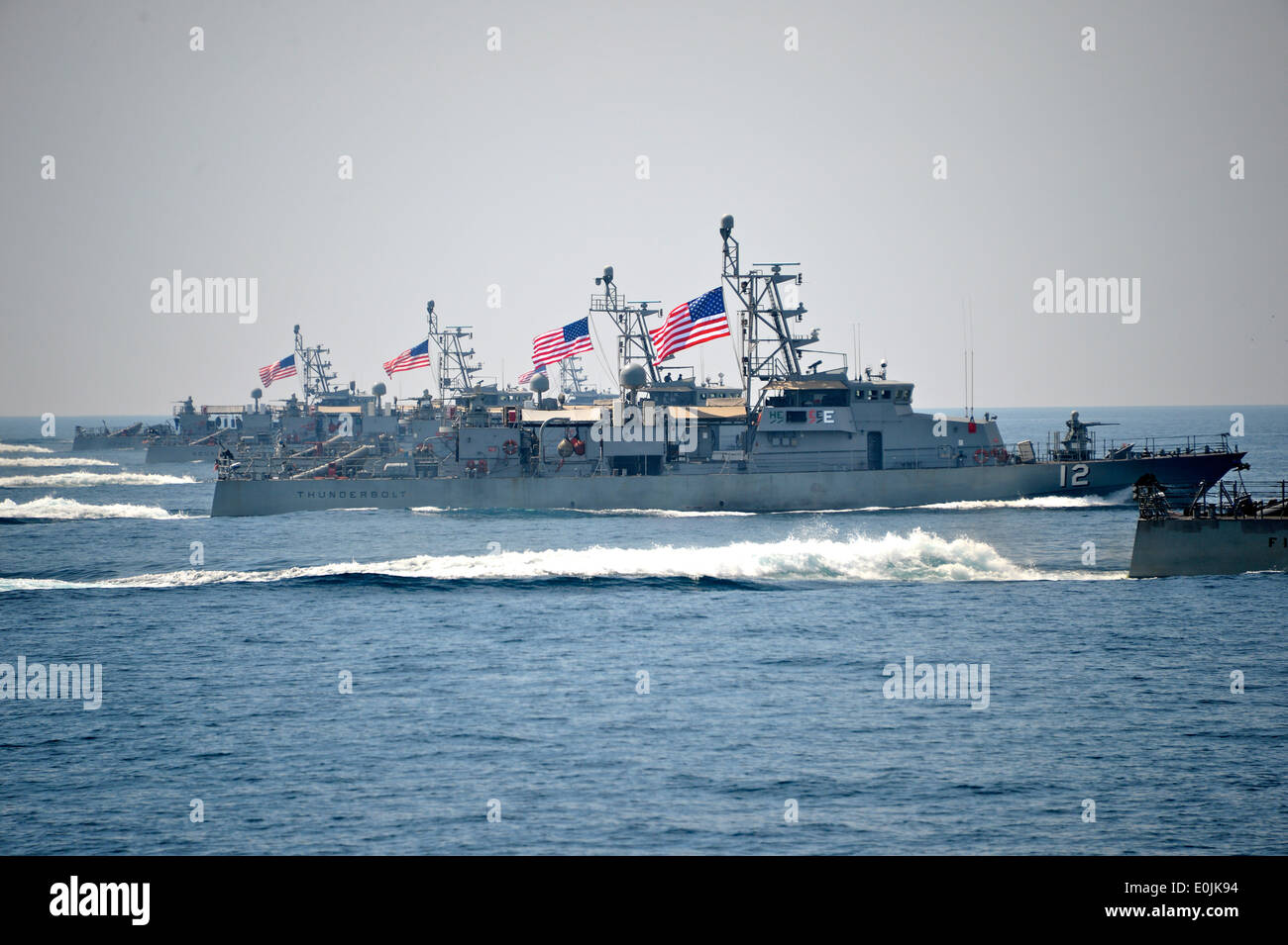 Die Küstenpatrouille Schiff USS Thunderbolt (PC 12) Transite neben anderen PCs während des Trainings eine Bildung. US-Küstenpatrouille s Stockfoto