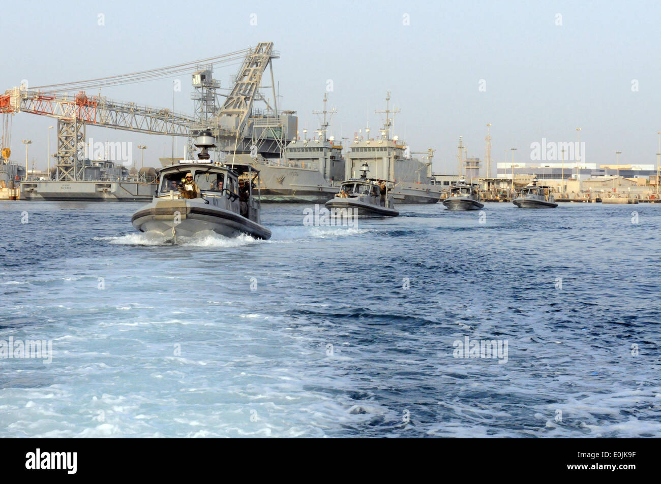 Mitglieder des CTG 56,5 sind auf dem Weg zum Wasser zur Durchführung ihrer im Gange Waffe schießen zu öffnen. Stockfoto