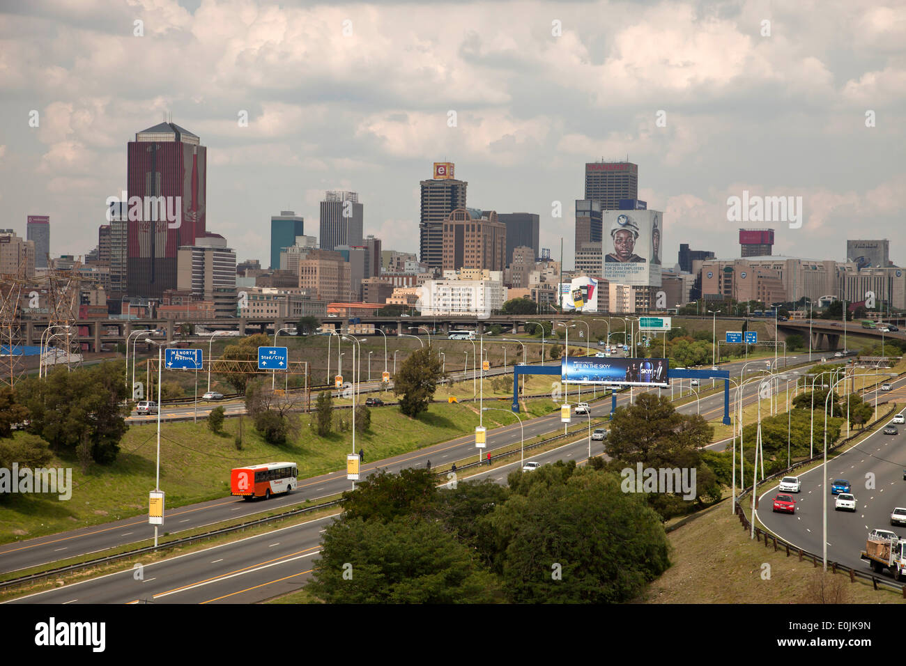 Skyline und Autobahn, Johannesburg, Gauteng, Südafrika, Afrika Stockfoto