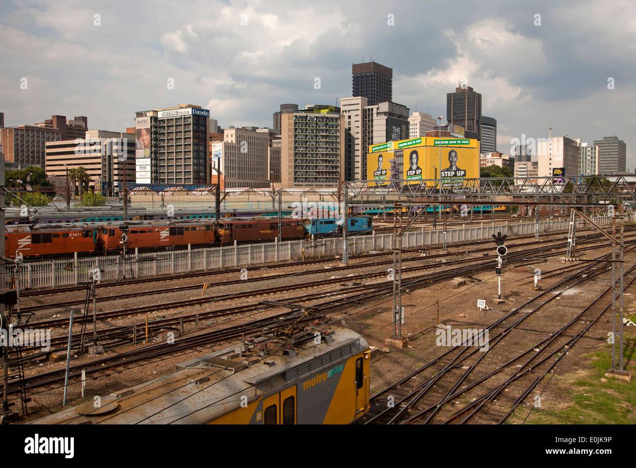 Züge und Strecken des Hauptbahnhofs Park und die Skyline von Johannesburg, Gauteng, Südafrika, Afrika Stockfoto
