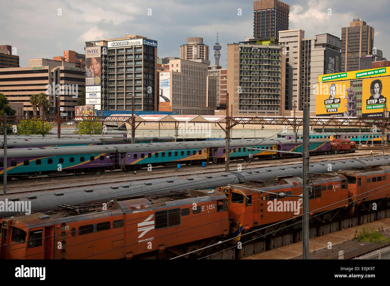 Züge und Strecken des Hauptbahnhofs Park und die Skyline von Johannesburg, Gauteng, Südafrika, Afrika Stockfoto