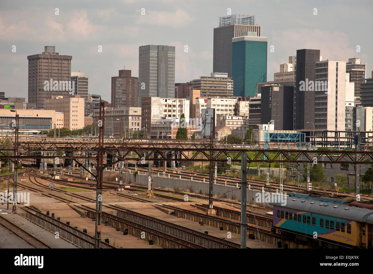 Züge und Strecken des Hauptbahnhofs Park und die Skyline von Johannesburg, Gauteng, Südafrika, Afrika Stockfoto