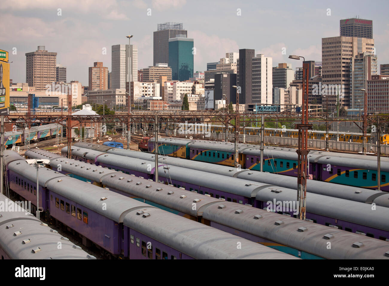Züge und Strecken des Hauptbahnhofs Park und die Skyline von Johannesburg, Gauteng, Südafrika, Afrika Stockfoto
